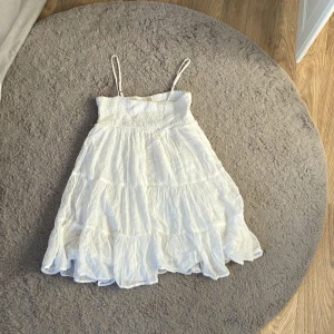 Vit kort klänning ifrån gina tricot - Perfekt till varma sommardagar