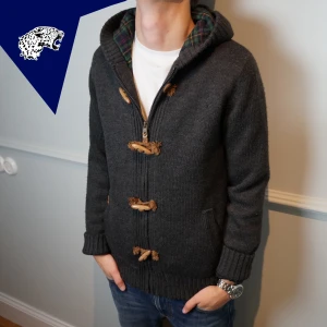 STICKAD CARDIGAN - Tvärfet Cardigan. Perfekt till hösten! | Skick: 8.5/10 | Strl: S | Modellen är 182 cm | Hör av dig vid intresse eller om du undrar någonting! 