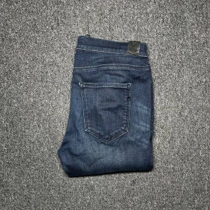 Replay jeans marinblå 30/30 - Säljer mina snygga replay jeans i storlek 30/30 eftersom de inte passar mig längre. 