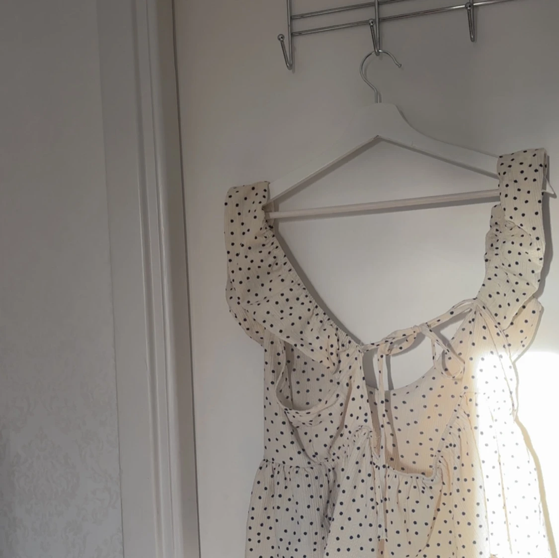 Prickig sommarklänning med volang - 1