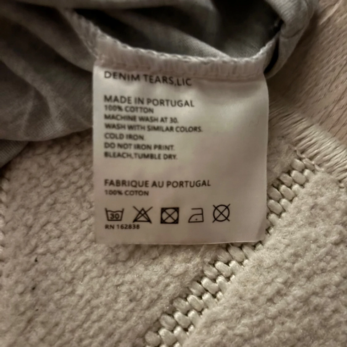 Grå t-shirt med vita blommor från  Denim Tears - 3