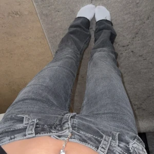 low waist jeans - lågmidjade jeans ifrån gina young i stl 164 men sitter som xs/s. som referens är jag 162 lång, midjemått: 33cm innerbenslängd: 72cm. har sytt i benen och på längden 