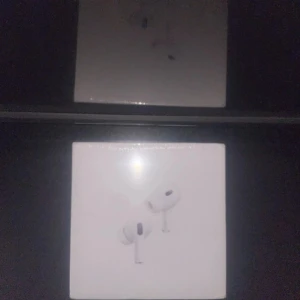 AirPods Pro (2nd generation) med MagSafe-laddningsetui (USB-C) - Säljer ett par AirPods Pro (2nd gen) med MagSafe-laddningsetui (USB-C). Produkten är i nyskick och levereras komplett i originalförpackning. Inkluderar även rengöringsverktyg och handledsrem. Perfekt för dig som vill ha aktiv brusreducering och hög ljudkvalitet.