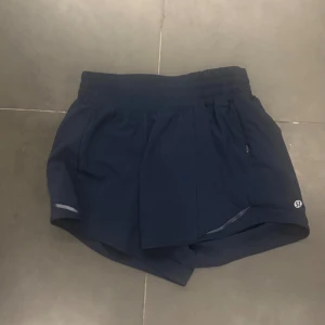 Lululemon träningsshorts - Snygga träningsshorts från Lululemon i storlek 4. Säljer eftersom att jag har ett par likadana och använder därför inte dessa