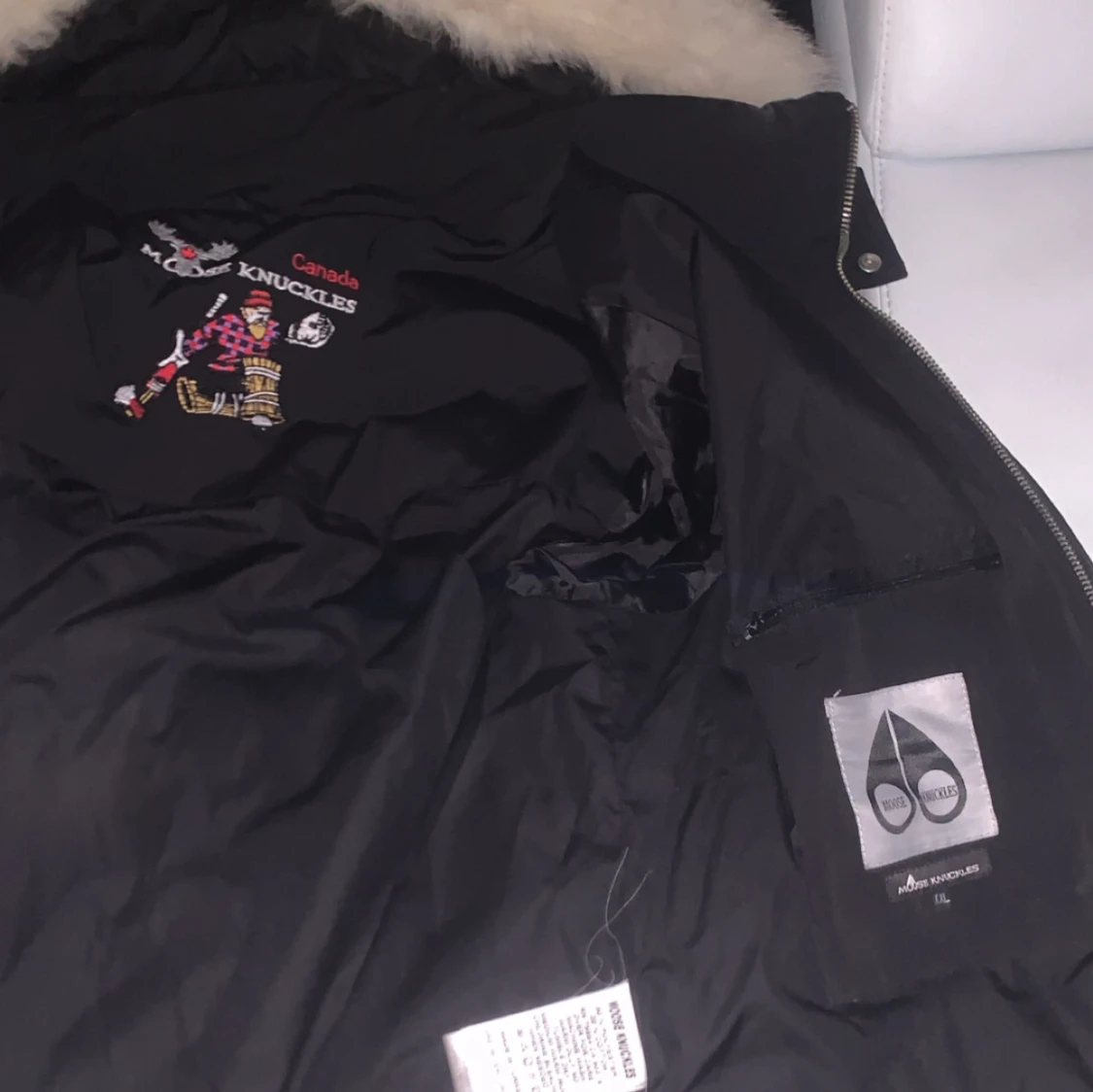 Svart dunjacka Moose Knuckles med pälskrage - 1