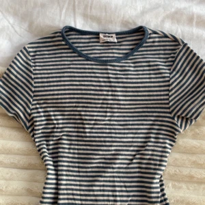 Randig ribbad topp från Cotton On - Jättefin ribbad topp från Cotton On i storlek m, men skulle säga att den passar s. Toppen har smala blå och vita ränder och rund halsringning. Perfekt nu för hösten under en kappa!🍁💕 