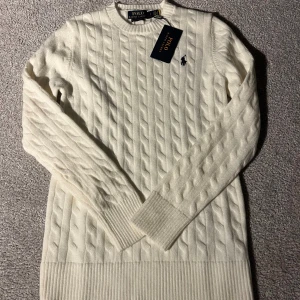 Ralph Lauren kabelstickad - Säljer en kabelstickad Ralph Lauren tröja i storlek S. Tröjan är aldrig använd med prislapp på. Bara att fråga om bilder eller andra frågor. Pris kan diskuteras vid snabb affär