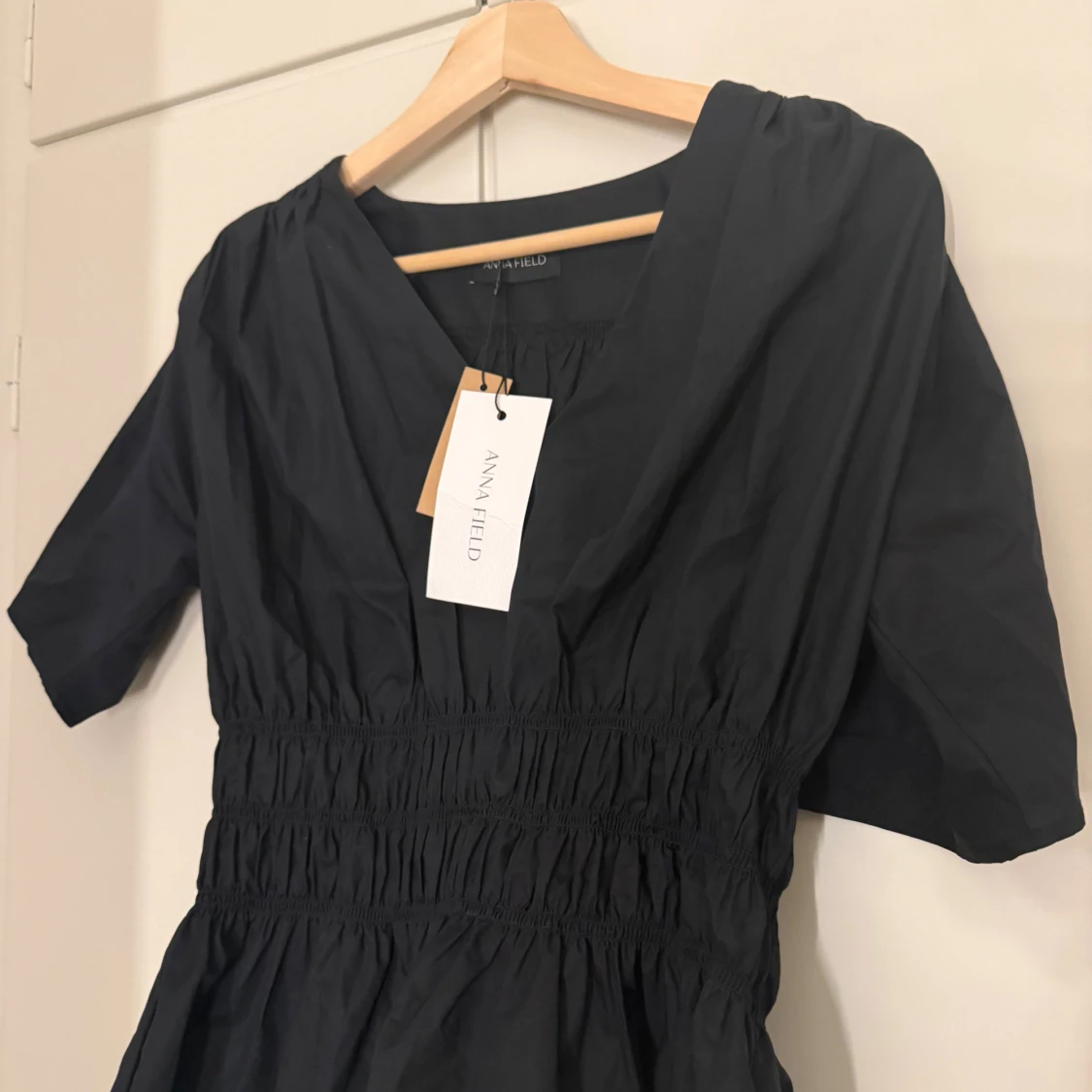 Svart blus med v-ringning från Anna Field - 1