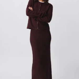 Gina tricot vinröd stickat set kjol kofta - Snyggt stickat set från gina, Maxi kjol och kofta med knappar. Strl M i båda men lite mindre i storlek så mer en S-M. Aldrig använda enbart provade. Köpt förra året och går ej få tag på längre. 