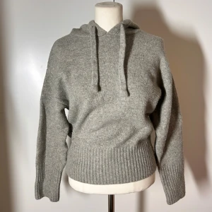 Stickad hoodie Zara grå - Populär grå stickad hoodie från Zara i storlek s. Köp sker via köp nu, jag postar inom 24h. Kvar tills markerad såld 