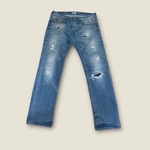 Ljusblåa Replay Jeans - Säljer ett par asfeta Replay jeans med riktigt feta slitningar! Jeansen är knappt använda och är riktigt riktigt feta! Storlek 32/34. Kom gärna privat för mer frågor! Skickar snabbt och säkert! 
