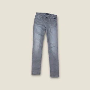 Replay Rose Jeans  - Säljer ett par asfeta Replay Rose Jeans! Jeansen är använda fyra gånger. Storlek 25/30 så passar runt 160-175 beroende önskad passform! Kom gärna privat för fler frågor! Skickas ofta samma dag eller dagen efter! ⭐️ 