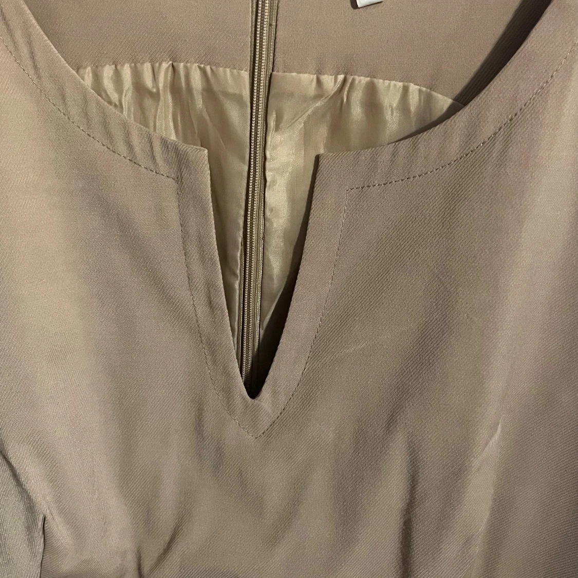 Beige ärmlös klänning med bälte - 2