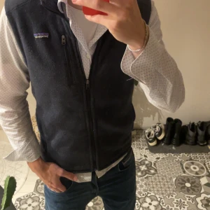 Svart fleeceväst från Patagonia - Säljer min fleeceväst från patagonia är inte använd jättemycket nästan ny, passar till nästan alla outfits 