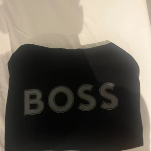 Boss hoodie - Säljer min boss hoodie för den är för liten. Jätte bra kvalité och ej använd så mycket. Pris kan diskuteras vid snabb affär