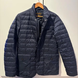 Woolrich Quiltad Jacka - Woolrich quiltad jacka storlek M.                                      Skick 9/10 knappast använd!                                             Priset går såklart att diskutera!                                         Vid fler funderingar tveka inte på att slå en signal!         /VS