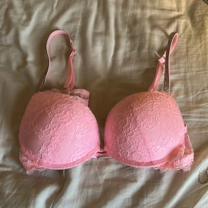 Spets bh 75B - Spets bh med glittriga band i storlek 75B