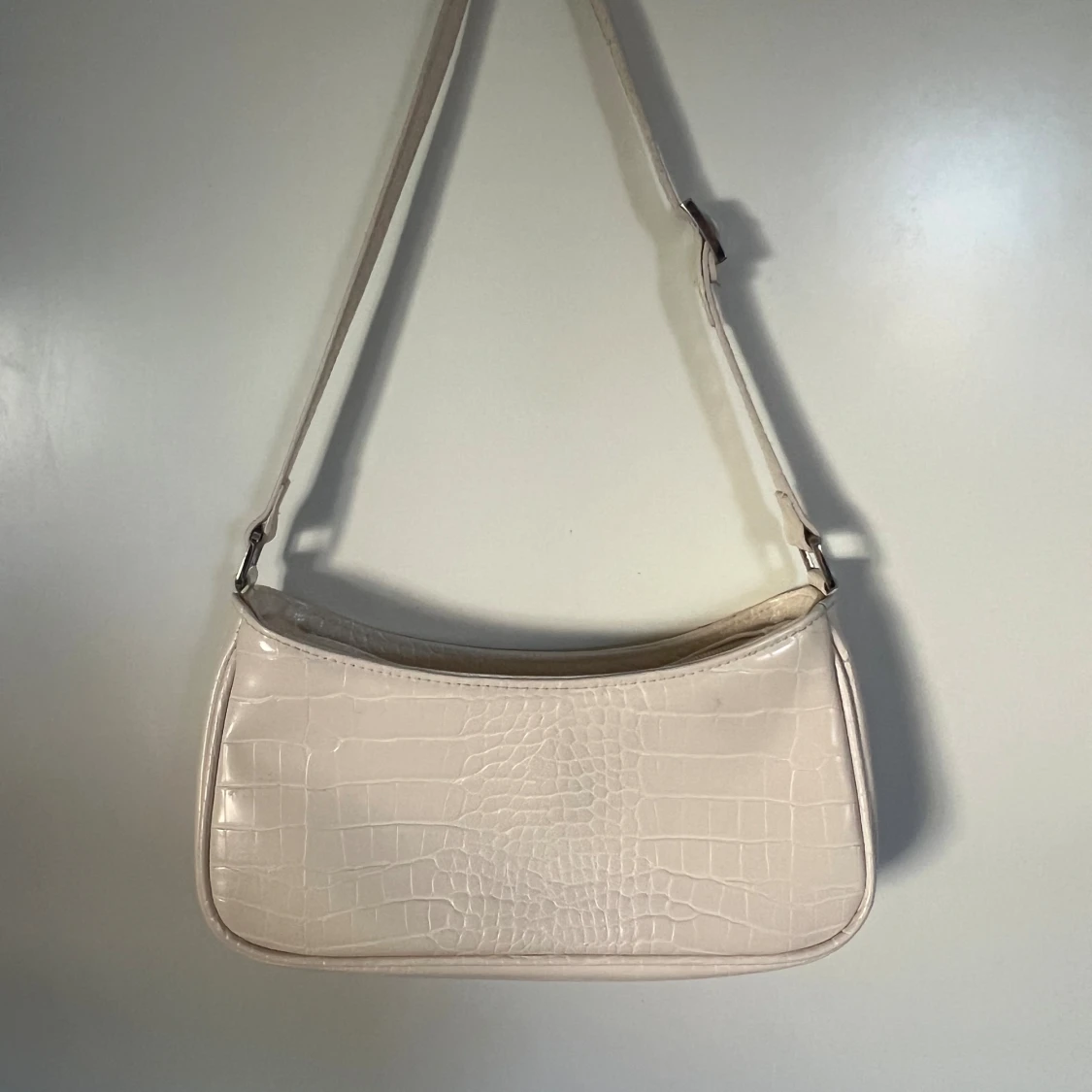 Beige axelväska i krokopräglat syntet
