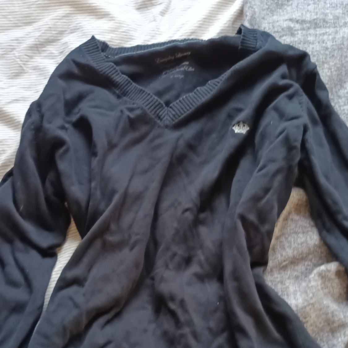 Svart v-ringad tröja från Ellos - 1