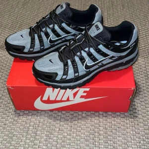 Nike P-6000 sneakers cool grey  - Nike P-6000 sneakers i svart och grå mesh med svarta och silvriga detaljer. Skorna har använts endast en gång. Säljer pga köpte i fel storlek. Jätte sköna och passar jätte bra till stil nu när det börjar bli vinter. 