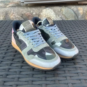 Valentino Rockrunner  - Riktigt snygga valentino rockrunners. |skick 7/10| förutom vissa skador som syns på bilderna. | nypris 7000 kr |storlek: 39 (PASSAR 40). Shoebox medkommer men har fått lite skador av tejp👍