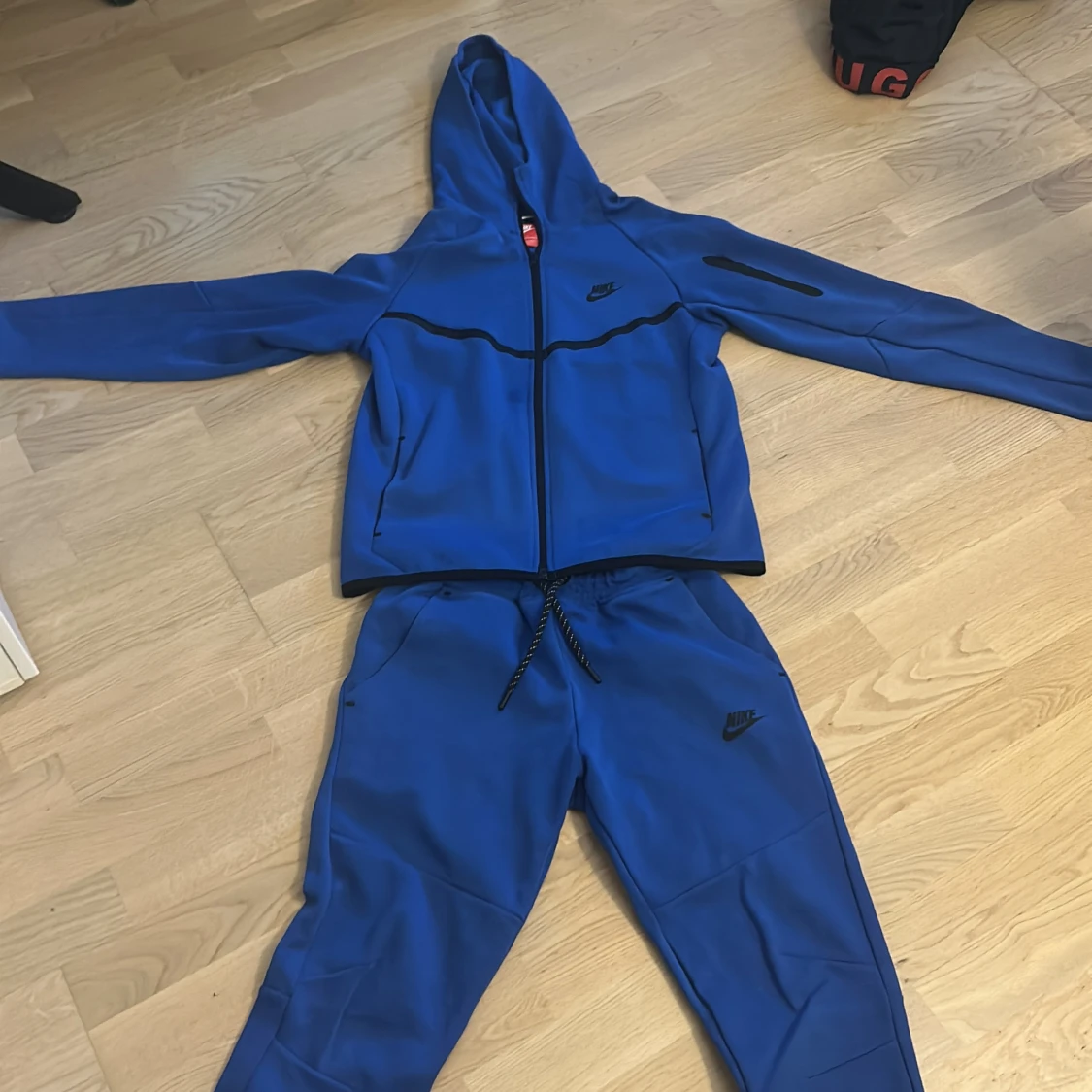 Blå Nike hoodie med dragkedja S