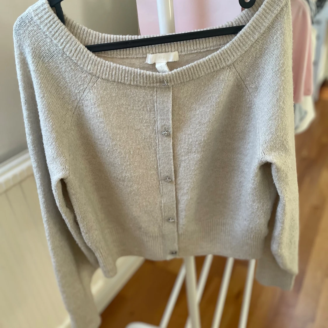 Beige off-shoulder tröja