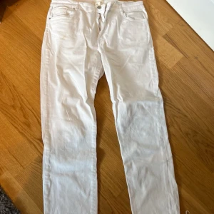 Vita raka jeans - Snygga vita jeans med klassisk femficksdesign och raka ben. Byxorna har normal midja och stängs med dragkedja och knapp. Perfekta för en fräsch och clean look, passar till det mesta och är lätta att styla. Jeansen har stretch och är jätte sköna. 