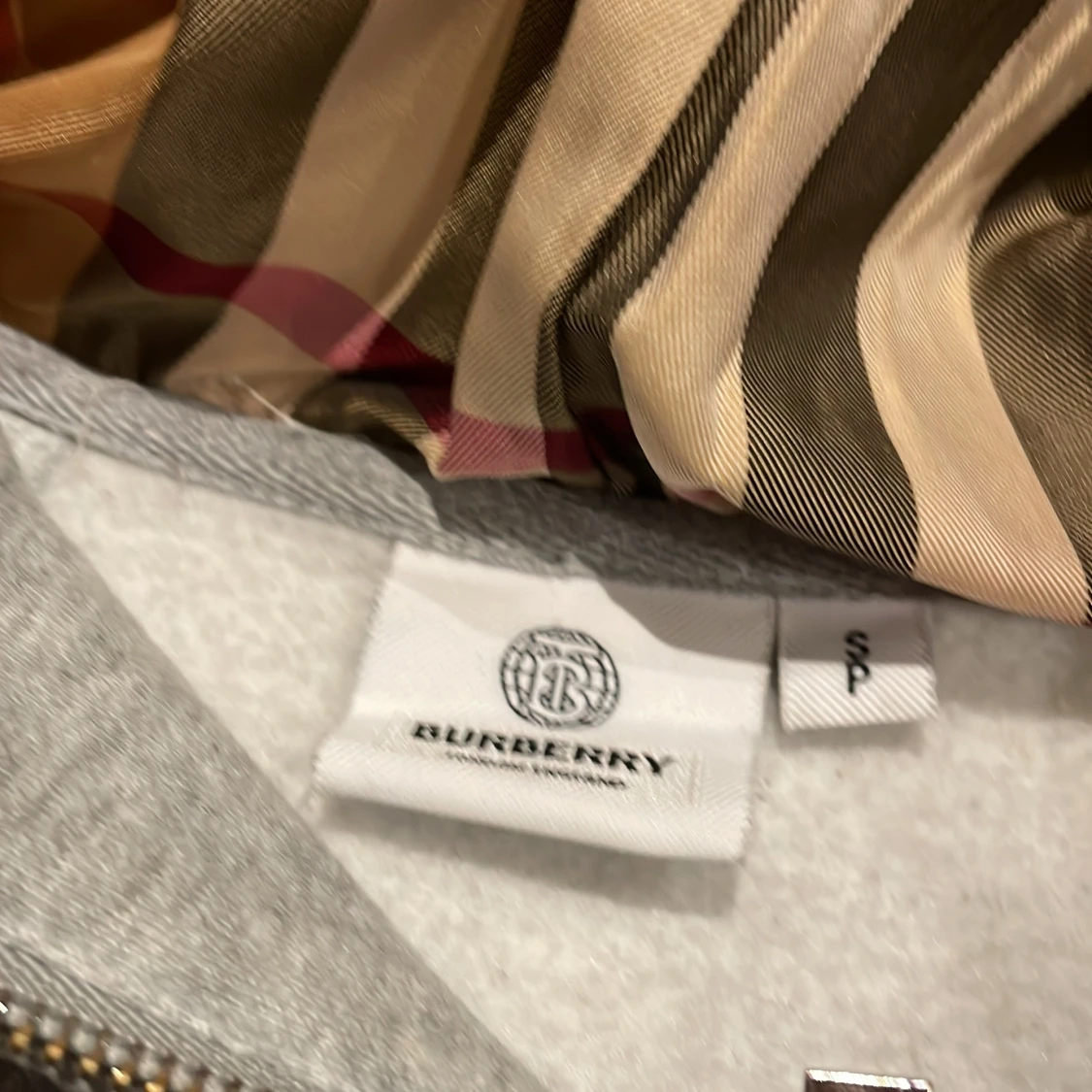 Grå hoodie från Burberry med dragkedja - 2