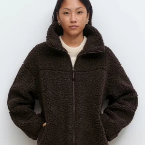 Mörkbrun teddyjacka  - Mörkbrun teddyjacka från Gina Tricot. Helt ny med prislappen kvar. Storlek S