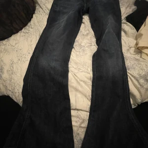  bootcut jeans mörkblå - Säljer ett par mörkblå jeans från  med bootcut passform. Jeansen har klassisk femficksdesign och är tillverkade i slitstarkt denimtyg. Perfekt för dig som gillar retrovibbar och bredare ben. Snygga att matcha med sneakers eller boots.