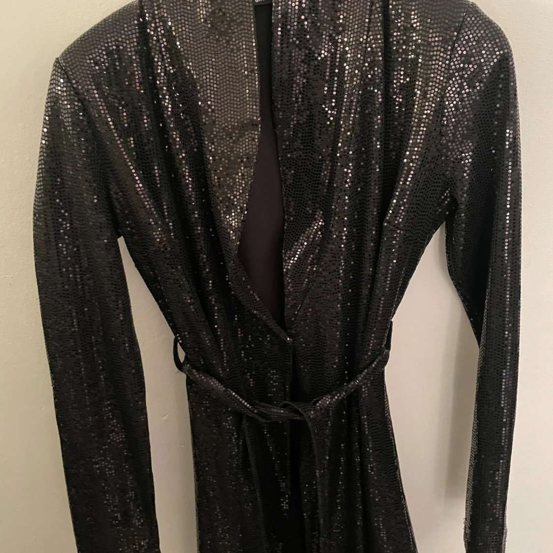 Svart glittrig långklänning med bälte