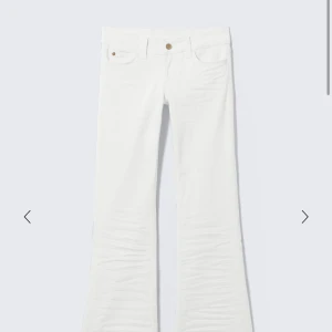 !SÖKER DESSA VITA JEANS FRÄN WEEKDAY - Söker dessa jeans från Weekday i modellen booty low. 24 eller 25 i midjan och 30 eller 32 i längd.