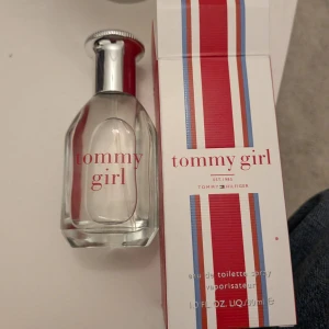 Tommy Girl Eau de Toilette 30ml - Tommy Girl från Tommy Hilfiger är en klassisk eau de toilette i en stilren flaska. Volymen är 30 ml, perfekt att ta med i väskan. Snygg design med röd, vit och blå detalj på kartongen. Nypris: 640kr, säljes för 440kr 