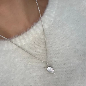 halsband - säljer detta jätte fina halsband ifrån maria nilsdotter, de är inga defekter❤️längd 45