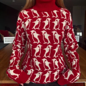 Röd polotröja med mönster från Moncler - Säljer en snygg röd polotröja från Moncler Grenoble med vit grafiskt mönster av fåglar över hela tröjan. Tröjan är stickad i ull, har lång ärm och hög polokrage som ger extra stilpoäng. Perfekt för dig som gillar statement-plagg och exklusiva märken. 70% ull, 30% Kashmir. Ny pris varierar men mellan 7000-9000. Pris kan såklart diskuteras men med tanke att den kostar en del så säljer jag den åt det dyrare hållet