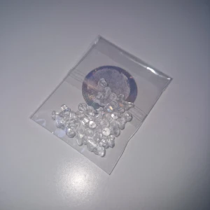 Genomskinliga örhänge-stoppers - Ett paket med flera nya genomskinliga örhänge-stoppers i mjuk plast. Perfekt för att hålla dina örhängen på plats och undvika att tappa dem. Kommer i en liten zip-påse med holografisk klistermärke. Passar alla vanliga örhängen. 