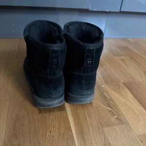 Uggs - INTE RIKTIGA!! Använde dom som reserv förra året men köpt nya. Ej tvättat dom, storlek 38,5