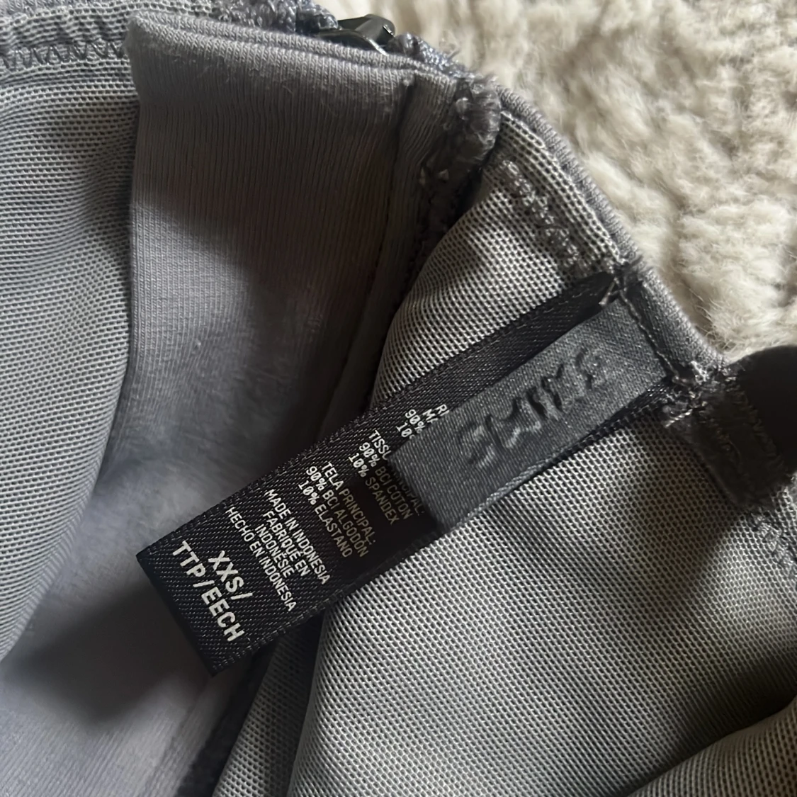 Grå bodycon klänning från Skims - 2