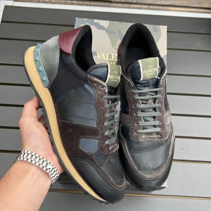 Valentino rockrunners  - Säljer dessa sjukt snygga rockrunners ! Perfekt vintersko! Size 42! Skick 8,5+/10! Orginalbox samt valentino kort! Nypris ca 7200! Hör av dig vid minsta fundering 🤩