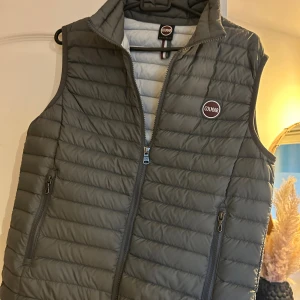 Grå Colmar väst - Colmar väst max 1 månad gammal nytt skick storlek 46 sitter bra på mig som är 178 cm…