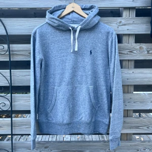 Ralph Lauren Grå Hoodie  - Supersnygg gråmelerad hoodie från Ralph Lauren. Storlek S. Mycket fint skick, sällan använd. Hör gärna av er vid funderingar🙌