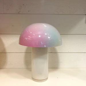 Svampformad LED-lampa Pastell - handgjord glaslampa med glas ifrån secondhand! Så alla lampor är ”unika”.   I lampan sitter det en ledlampa/spotlight som drivs på 3 st AAA batteri!   Fin dekoration i hemmet, tänd som otänd!  Instagram jf_home_decor