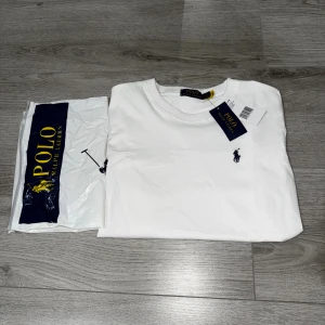 Vit t-shirt från Polo Ralph Lauren - Vit t-shirt från Polo Ralph Lauren. Enkel och stilren design som passar perfekt till jeans eller shorts. Jätteskön bomull ett till ett kvalité