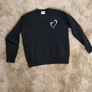 Grå stickad tröja - Väldigt snygg grå ull stickad tröja i mycket bra skick, använd fåtal gånger. Mått finns på bilderna. Väldigt användbar nu i kallare tider så ullen håller en varm. Vid fler frågor eller funderingar är det bara att höra av sig!