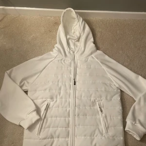 Vit Cardigan - Snygg vit cardigan med quiltad framsida, Perfekt för dig som gillar en clean och stilren look. Storleken är S och riktigt fet nu i tidig höst och sen i vår!