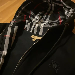 Burberry zip hoodie - Burberry zip hoodie i strlk M | Aldrig använd | Mycket fin kvalité och har sin ikoniska rutiga färg | Skriv för funderingar!