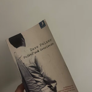 Pojken som överlevde - En gripande bok om att överleva mot alla odds. Dave Pelzer berättar om sin tuffa barndom, kampen mot misshandel och vägen till ett meningsfullt liv. Perfekt för dig som gillar starka berättelser om mod, hopp och att hitta sig själv. Lite kladd på framsidan och på sidan, men inget på sidorna eller som påverkar läsandet 