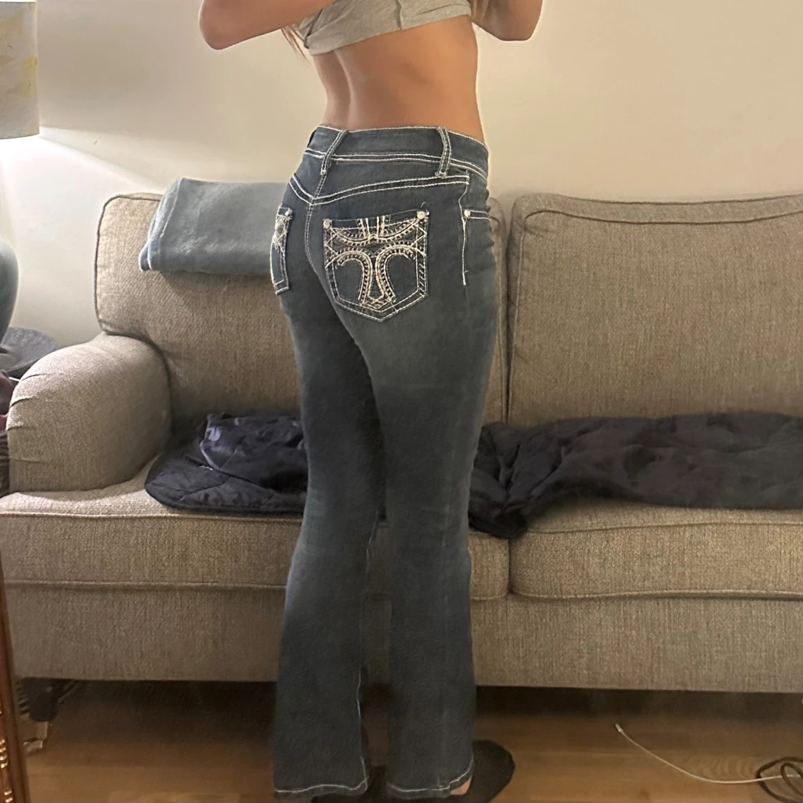 Mörkblå bootcut jeans med kors broderi