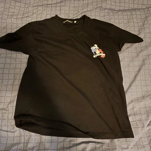 Svart Chrome Hearts tee - Perfekt för en chill och avslappnad stil